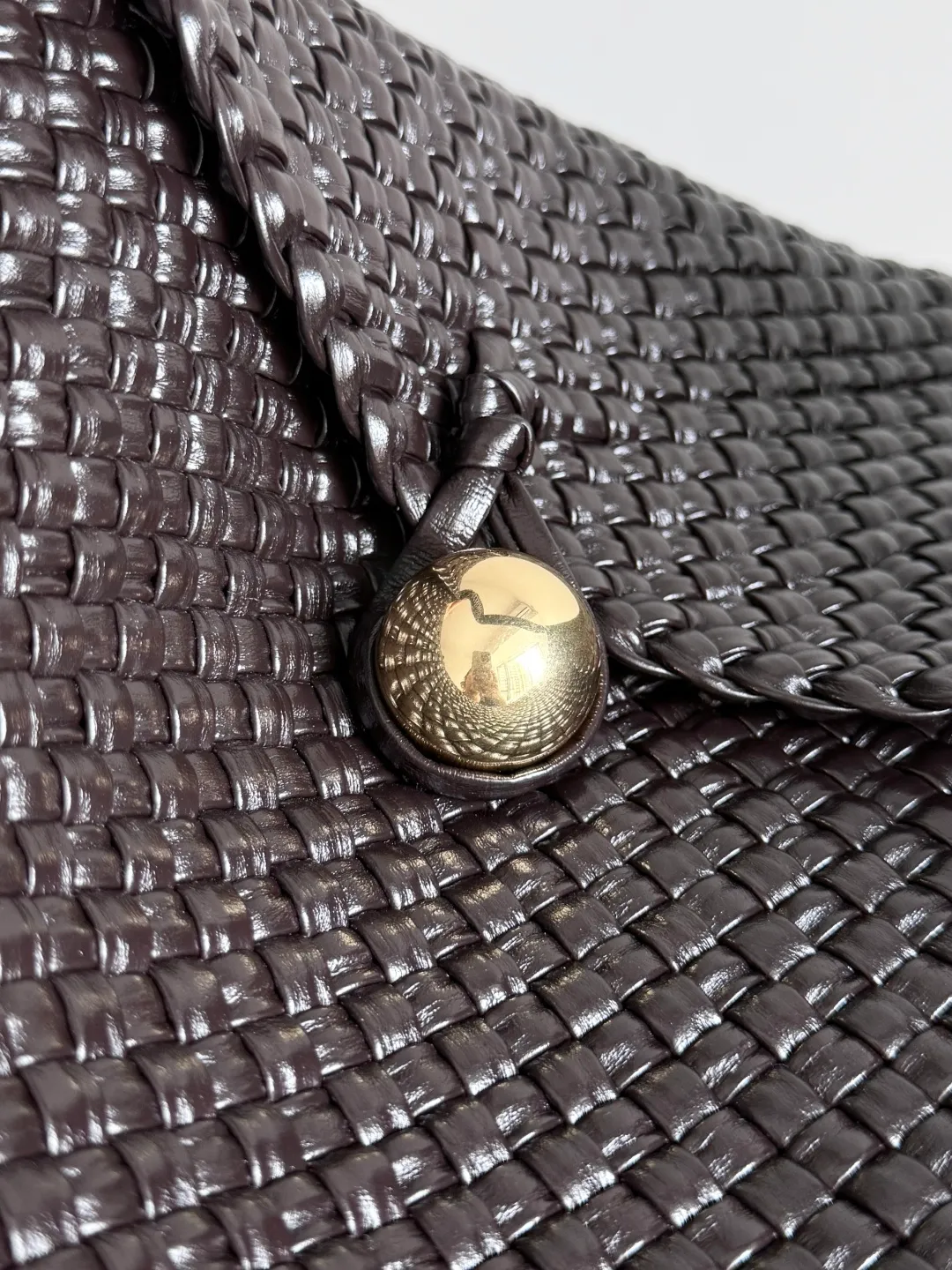 Batch 7360 BOTTEGA VENETA new product large Tosca Baci Baci means Kiss in Italian. Different from the previous Tosca style, this time the entire handbag presents a triangular shape design, and the handle is also designed with a single handle. The delicateness of each stitch of the craftsman's weaving, and the warmth of the handwork are like freshly baked bread! This is a bag that only experienced craftsmen can weave. The lightweight material and large capacity make it easy to carry whether you are an office worker or a student party😍Not only that, this bag is full of fashion, making you the center of attention whether it is for daily outings or important occasions👀 Style number: 762635 Size: 54*39.5*6cm